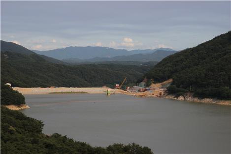 추월산 고갯길에서 내려다본 4대강 사업의 일환으로 진행되고 있는 담양댐 둑높이기 사업 현장