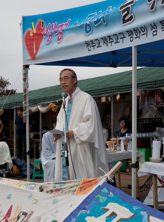 천주교 제주교구장이며 한국천주교 주교회의 의장인 강우일 주교는 제주해군기지 건설의 부당성을 명명백백하게 설파하며 여러 차례 강정마을에서 미사를 봉헌했다.  