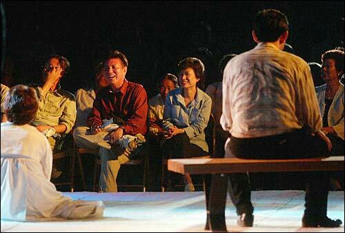 2004년 8월 '환생경제' 연극을 보면서 박근혜 당시 한나라당 대표와 김덕룡 원내대표가 환화게 웃고 있다.