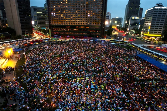 지난 13일 오후 서울광장에서 열린 '국정원 정치공작 대선개입 규탄, 진상규명 촉구 3차 범국민촛불대회'에는 주최 측 추산 2만 명, 경찰 추산 5500명이 참가했다.