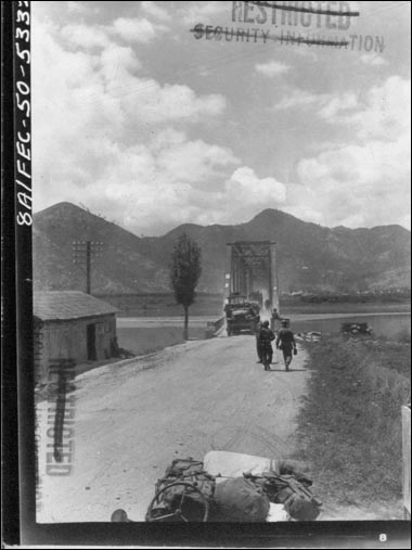 낙동강왜관철교 폭파직전에 마지막 트럭이 남으로 건너오고 있다(1950. 8. 3.).