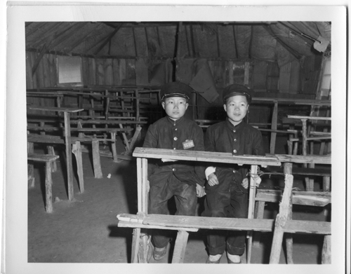 한국전쟁 무렵의 천막교실 책걸상