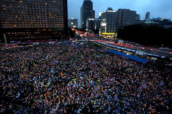 13일 오후 서울시청앞 서울광장에서 209개 시민사회단체로 구성된 '국가정보원 정치공작 대선개입 시민사회 시국회의' 주최로 열린 '국정원 정치공작 대선개입 규탄 및 진상규명 촉구 3차 범국민대회'에 많은 시민들이 촛불을 들고 참여하고 있다.