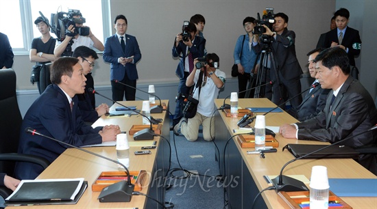 김기웅 통일부 남북협력지구지원단장(왼쪽)이 15일 오전 개성공단에서 열린 3차 남북실무자회의에서 인사말을 하고 있다.