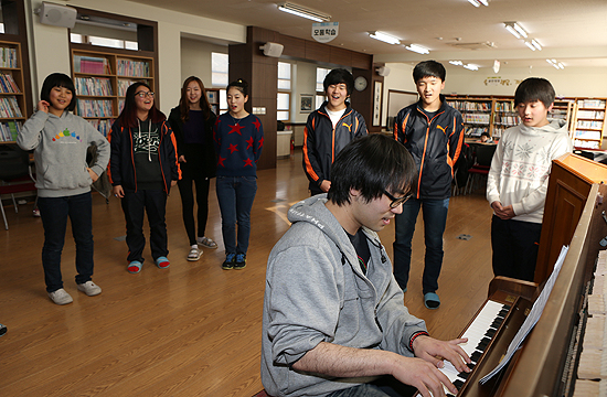 지난 1월 있었던 아트 캠프. '연극으로 노는 음악이야기'를 주제로 암태중학교에서 열린 캠프에서 암태중 재학생들이 음악을 배우고 있다.