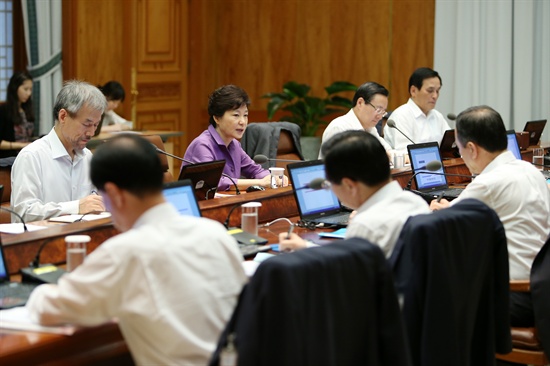 박근혜 대통령이 15일 청와대에서 열린 숙석비서관회의에서 홍익표 민주당 전 원내대변인의 귀태(鬼胎) 발언 등 최근 '막말' 논란에 대해 강한 유감을 나타냈다. 