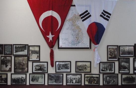 터키 전쟁참전군인협회 이스탄불 지부에 설치된 한국관련 사진과 자료들.