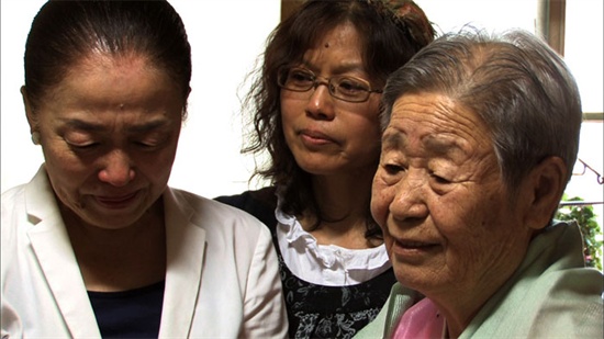  일본군 위안부 피해자의 증언을 토대로 한 그림책 <꽃할머니> 제작과정을 담아낸 다큐멘터리 <그리고 싶은 것>의 한 장면. 영화는 8월 15일 개봉 예정. 