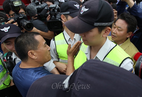 수몰된 실종자 가족이 정연찬 서울시 상수도사업본부장에게 "실종자 구조 상황에 한 마디도 설명해 주지 않는다"며 항의하고 있다.