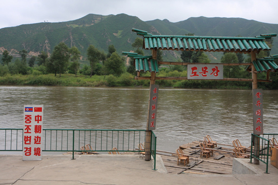 두만강을 중국에서는 무엇이라 부를까? 사진 속에 답이 있다. 사진의 강 건너 풍경은 북한의 것이다.