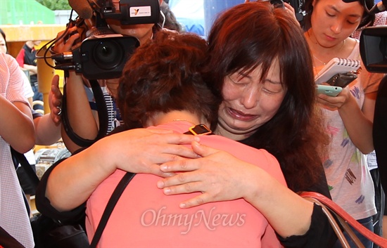 수몰된 실종자 가족들이 사고현장을 둘러본 뒤 오열하며 눈물을 흘리고 있다.