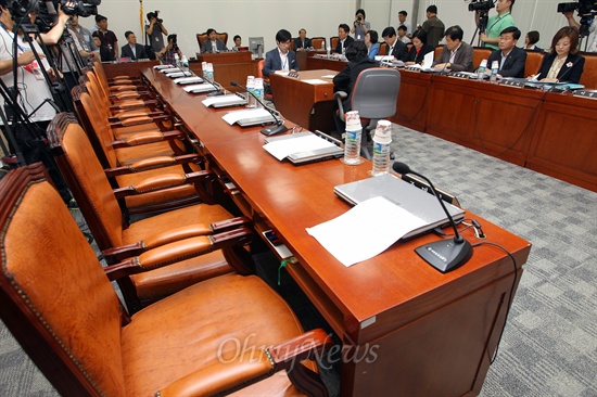 16일 오후 국회 국정원 국정조사 특위 회의가 새누리당 위원들이 전원 불참한 가운데 반쪽짜리 회의로 진행되고 있다.