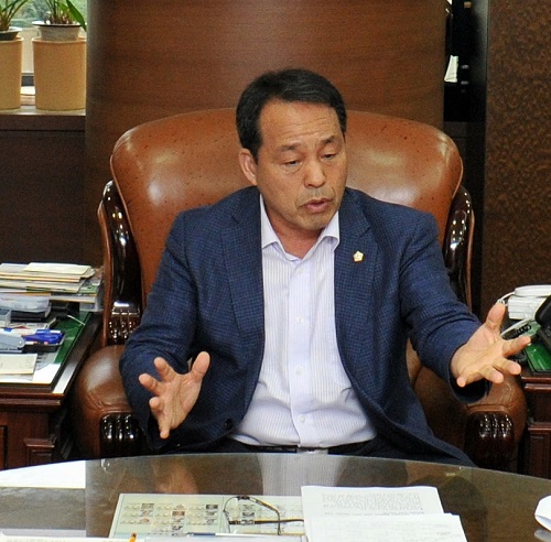 강남구의회 전공석 의장이 16일 지역언론과의 인터뷰에서 의회의 집행부에 대한 견제와 감시 역할의 중요성을 강조하며 남은 1년 주민을 위한 의정활동을 펼치겠다고 밝혔다.