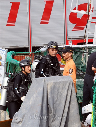 16일 오후 서울 동작구 노량진 한강대교 남단 배수지 상수도관 확장 공사장에서 작업 중이던 노동자 7명이 수몰돼 1명이 사망하고 6명이 실종되는 사고가 발생했다. 구조대원들이 수몰된 실종자를 찾기 위해 사고현장으로 들어가고 있다.
