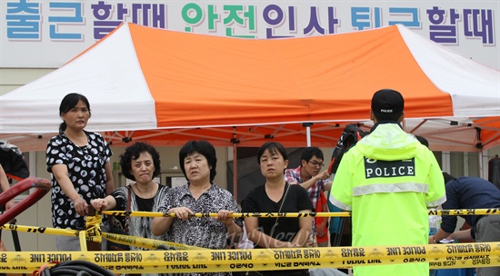 애타게 구조 기다리는 실종자 가족 16일 오후 서울 동작구 노량진 한강대교 남단 배수지 상수도관 확장 공사 수몰 사고 구조작업이 진행되고 있는 가운데, 실종자 가족들이 애타게 구조를 기다리고 있다.