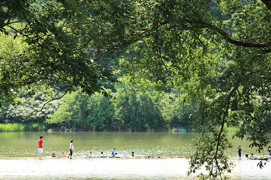 지석강에 쌓은 보에선 그 옛날 디들 처녀의 슬픔을 아는지 모르는지 물놀이하는 아이들로 가득하다. 지석강은 여름이면 물놀이 인파로 붐비는 곳이다.