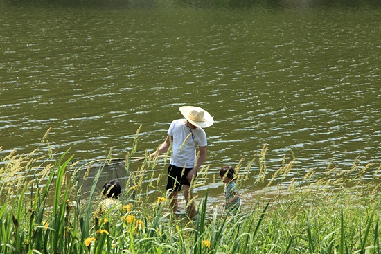 지석강엔 아직도 물고기를 잡는 소박한 옛 풍경이 남아 있다.