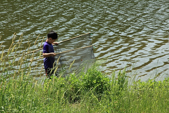 지석강엔 아직도 물고기를 잡는 소박한 옛 풍경이 남아 있다.