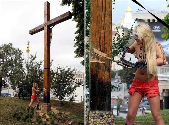 지난해 8월, 우크라이나 키예브에서 나무 십자가를 쇠톱으로 자르고 있는 이나 셰브첸코. 이후 셰브첸코는 우크라이나를 떠나 프랑스로 망명했다. 