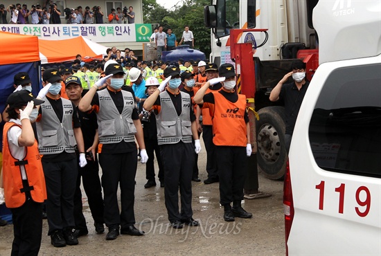 17일 오전 서울 동작구 노량진 배수지 수몰사고 현장에서 중국동포인 박명춘씨의 시신이 발견되어 병원으로 운구되는 가운데, 119대원들이 운구차량을 향해 거수경례를 하고 있다.