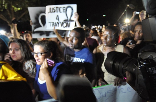 지난 13일 밤 10시(현지 시간) 미국 플로리다 샌포드 시 법정 앞에서 짐머만의 무죄 판결에 항의 시위를 하고 있는 시위대원들.