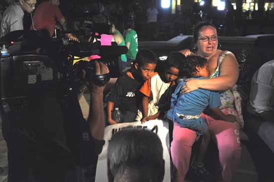 짐머만의 무죄 판결 소식에 세 아이를 둔 엄마 젬마 왓시튼(45)이 분수대 앞에 앉아 눈물을 쏟고 있는 모습.
