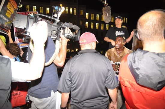 트레이본 마틴이 사고 당시 손에 들고 있었던 티 캔과 캔디를 손에 들고 한 흑인 시위대원이 격렬한 어조로 짐머만의 무죄에 항의하고 있다. 