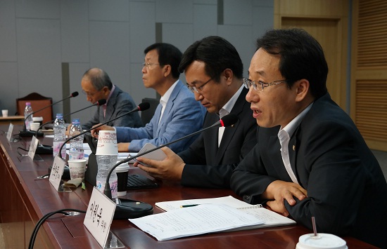 혁신과 정의의 나라 8차 포럼에서 이원욱의원이 지정토론을 하고 있다.