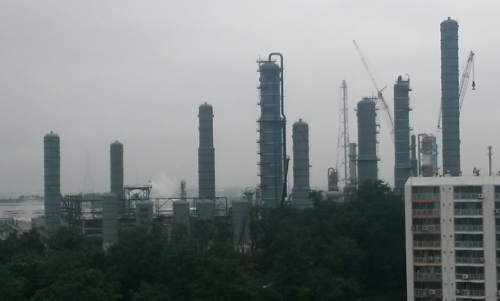 인천 서구 원창동에 위치한 SK인천석유화학의 공장 모습. PX 생산 설비를 위한 정류탑이 건설되고 있다. 공장 바로 옆에는 고층 아파트가 보인다.
