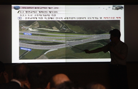 부산지방국토관리청은 현재 입체교차로로 설계된 송포교차로를 평면교차로로 변경하자는 일부 주민들의 제안에 현실적으로 어렵다고 밝혔다.
