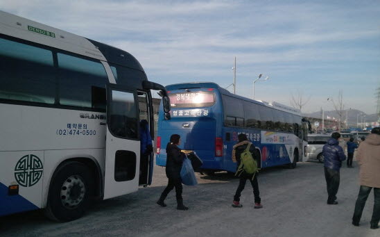 올해 1월 5일 오후 3시 20분쯤 대전에서 울산 철탑농성장에 도착한 희망버스에서 참가자들이 내리고 있다. 7월 20일 다시 전국에서 희망버스가 울산에 온다
