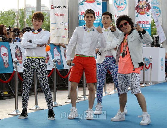  18일 오후 일산 킨덱스에서 열린 < CJ E&M Mnet 20's CHOICE 시상식 블루카펫>에서 원더보이즈가 포즈를 취하고 있다.