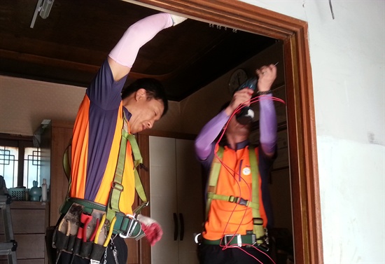 18일 부산 개금동 기찻길마을에서 코레일 직원들이 전기 배선 정리 및 형광등 교체 작업을 진행하고 있다. 