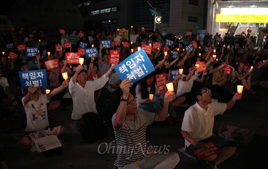 국정원 불법대선개입 진상규명 및 책임자 처벌을 촉구하는 대전시민 촛불문화제가 18일 밤 대전역 광장에서 열리고 있다.