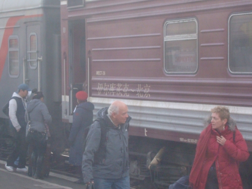 생김이 다른 러시아 기차와 중국 기차 차량.