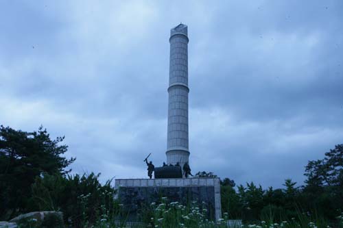동학농민혁명 황룡전적지 기념탑. 동학농민군이 처음으로 관군을 격파했던 곳에 세워져 있다. 