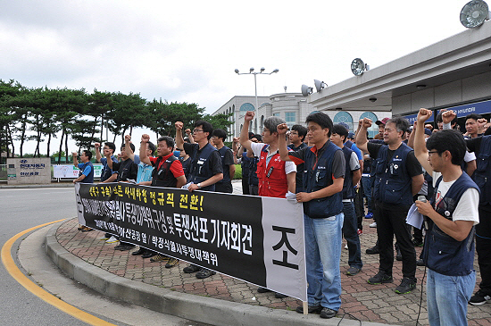 현대차아산공장사내하청지회는 ‘고 박정식 열사 대책위원회’를 구성하고, 18일 정오 현대자동차 아산공장 앞에서 투쟁선포식을 가졌다. 