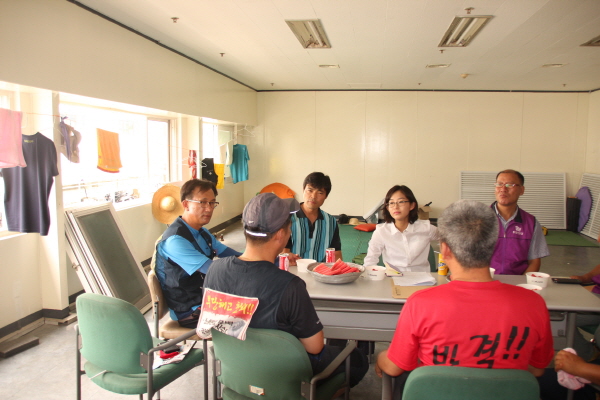 김재연 의원이 단전, 단수 속에서 지난 9일부터 농성을 벌이고 있는 금속노조발레오만도 지회 사무실에서 노조원들과 만났다.