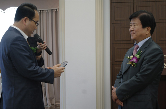 박병석(민주당) 국회부의장이 한국지역언론인클럽으로 부터 감사패를 받았다.