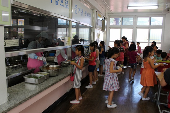 여수미평초등학교 급식 현장입니다.