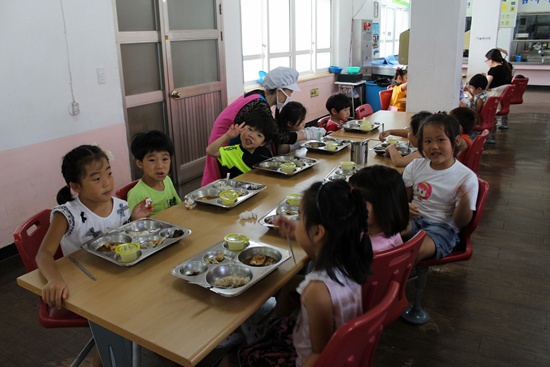 여수미평초등학교 병설유치원생들이 학교 급식을 먹고 있습니다.