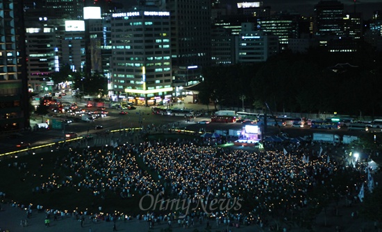 19일 오후 서울 중구 서울시청앞 광장에서 열린 '국정원 대선개입 규탄 민주주의 수호 촛불문화제'에서 수많은 학생과 시민들이 국정원 사태에 대해 박근혜 대통령의 입장 표명을 촉구하며 촛불을 들어보이고 있다.