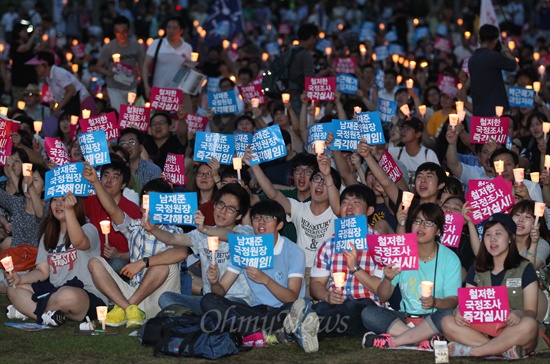 19일 오후 서울 중구 서울시청앞 광장에서 열린 '국정원 대선개입 규탄 민주주의 수호 촛불문화제'에서 학생과 시민들이 국정원의 대선개입을 규탄하며 함성을 지르고 있다.
