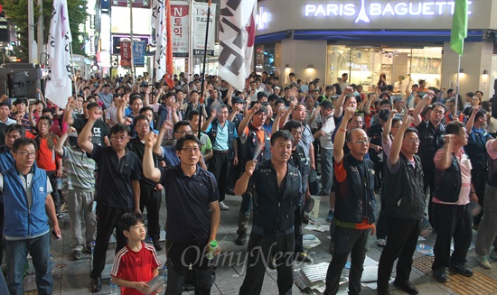 19일 저녁 부산 서면에서는 민주노총 부산본부가 주최하는 '민주주의 파괴 노동탄압 주범 국정원 해체, 민주노조 사수, 노동현안 타결 결의대회'가 열렸다. 
