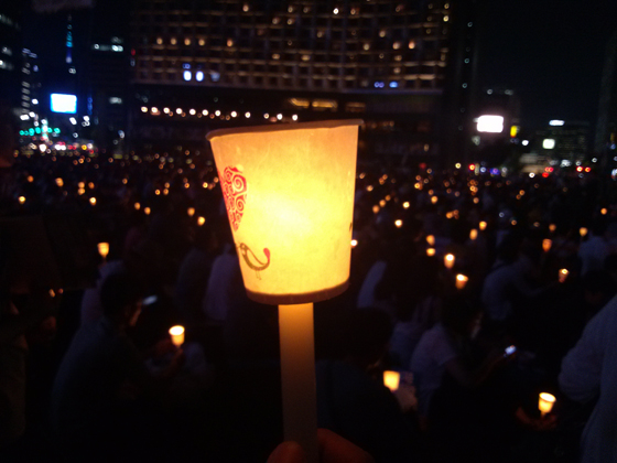 19일 저녁 서울광장 시국회의 주최로 열린 국정원 대선개입 규탄 촛불문화제의 모습이다.