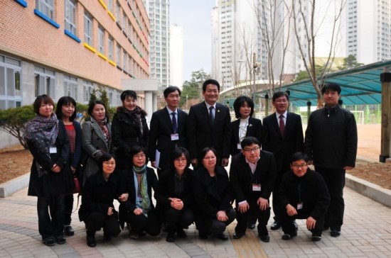 지난 3월 22일에 인천 시장님(사진 중앙)이 학교를 방문하며, 시청에서 마련한 기숙사도 시찰했단다.(시장님의 좌측에, 박형식 교장 선생님)
