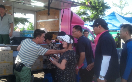 현대차 비정규직과 가족들이 희망버스 참가자에게 김밥을 나눠주고 있다