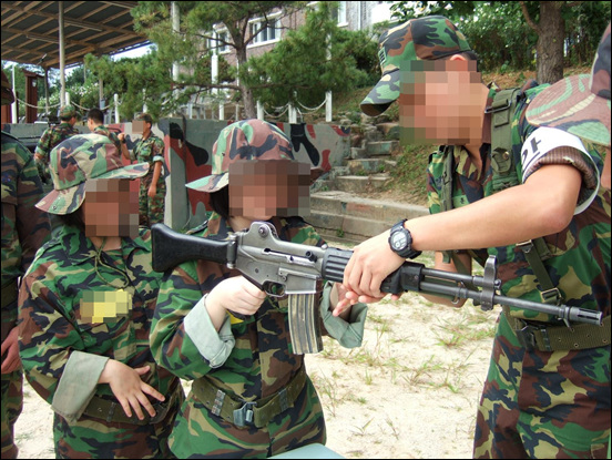 한 병영체험캠프에서 학생들이 총기 교육을 받고 있다.