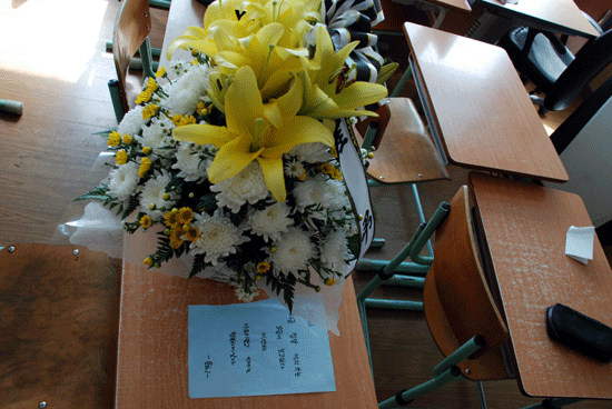 사고로 숨진 학생의 자리에 친구가 쓴 편지가 놓여 있다.
