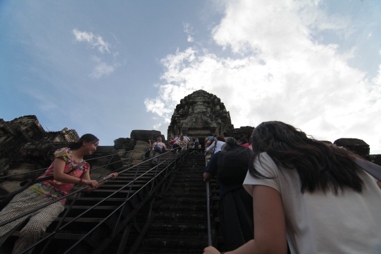 앙코르와트(Angkor Wat)의 중앙사당탑으로 오르는 경사도 70도가 넘는 가파른 계단 

